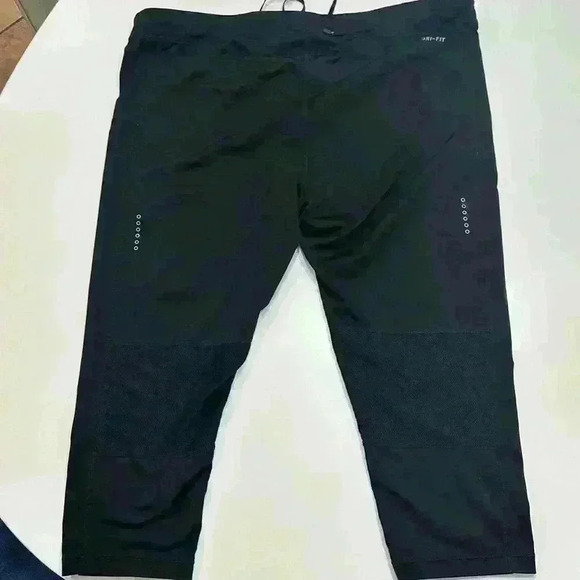 Nike Dry- Fit 2XL Women’s Capris Item# 4T - Picture 6 of 6